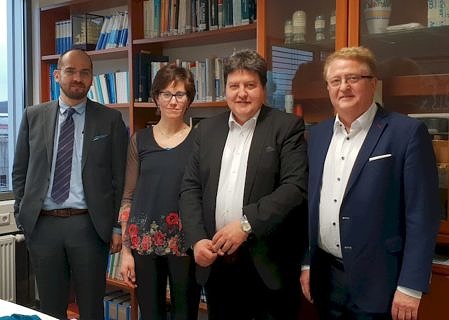 Zum Artikel "Darmstadt-Erlangen Zusammenarbeit im Bereich bioaktiver Gläser: DFG-Projekttreffen in Darmstadt"