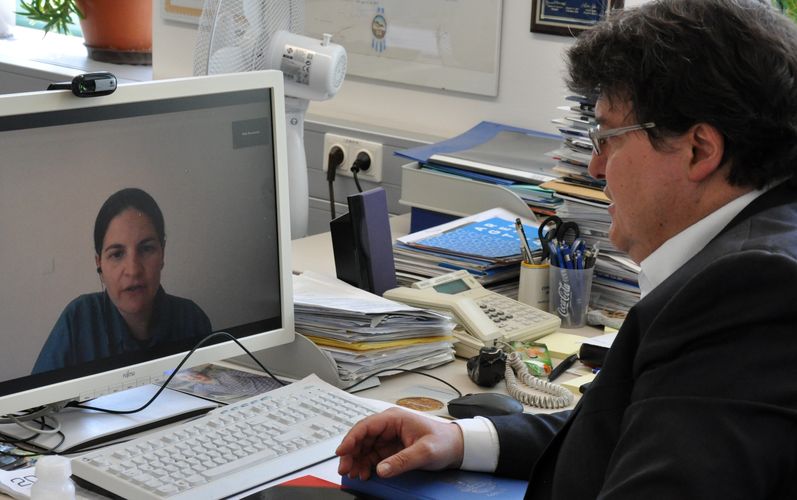 Prof. Aldo R. Boccaccini während des Vortrags von Dr. Mele.