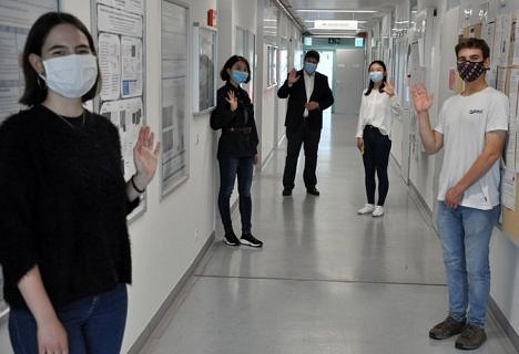 Internationale Besucher mit Covid-19 Sicherheitsabsstand am Lehrstuhl Biomaterialien.