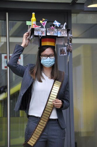 Katharina Schuhladen mit ihrem geschmückten Doktorhut und Schärpe.