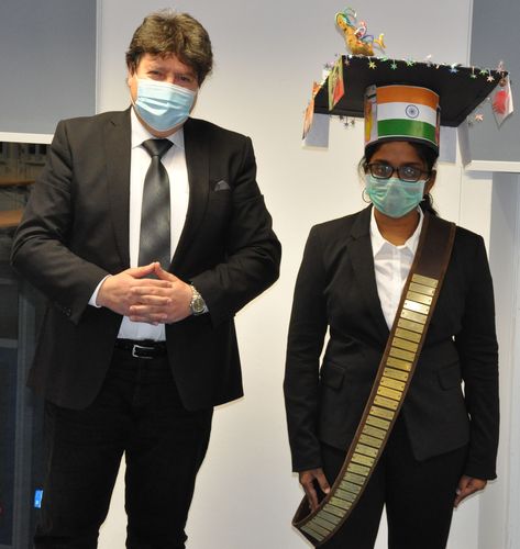 Prof. Boccaccini zusammen mit Abi nach der Übergabe von Hut und Scherpe.