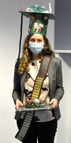 Lisa Kiesewetter mit Doktorhut nach ihrer erfolgreichen Verteidigung.
