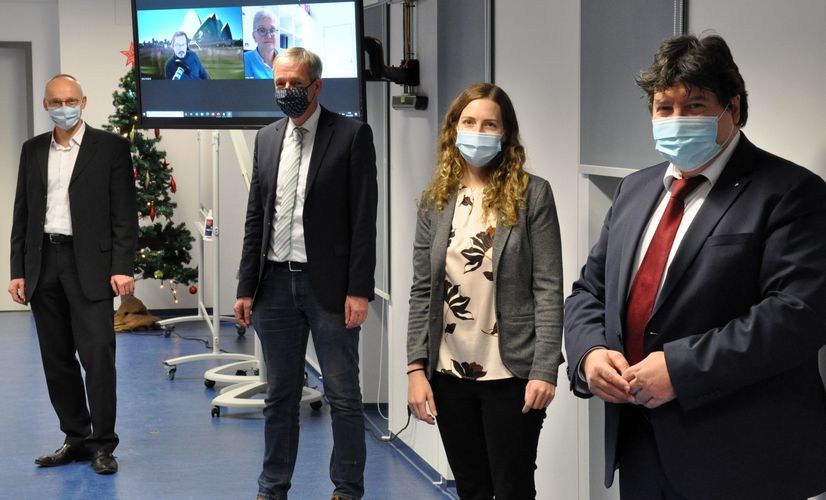 Lisa Kiesewetter zusammen mit ihren Prüfern nach ihrer erflogreichen Verteidigung.