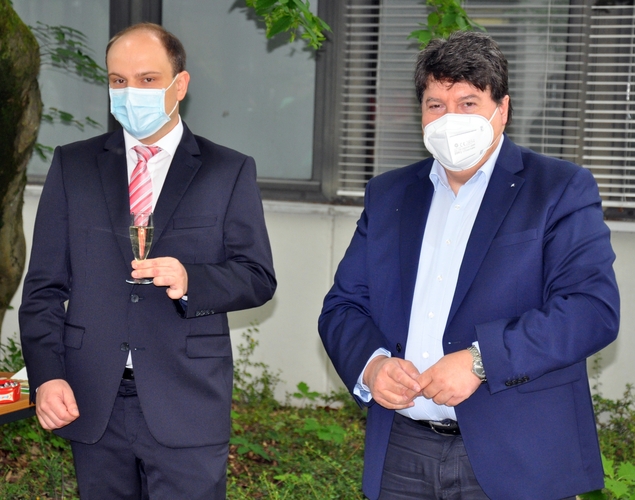 Michael Höhlinger nach seiner Verteidigung zusammen mit Prof. Boccaccini