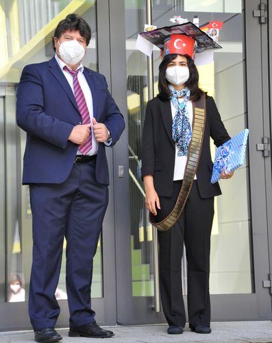 Prof. Boccaccini und Seray Schmitz nach ihrer erfolgreichen Doktorarbeitsverteidigung.