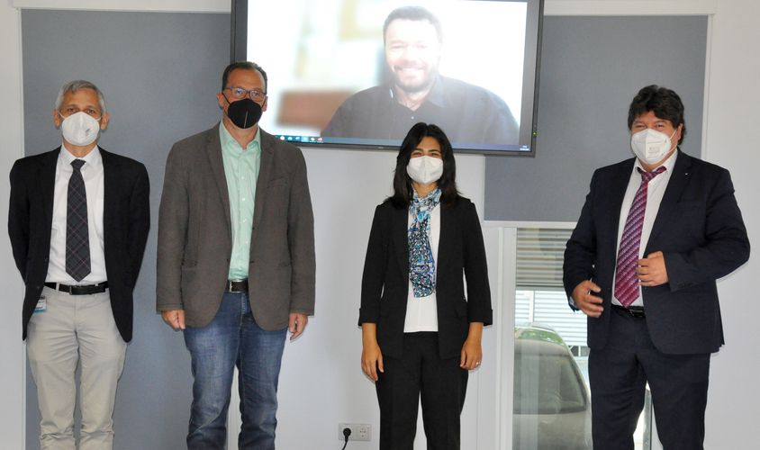 Seray Schmitz zusammen mit dem Prüfungsausschuss nach ihrer erfolgreichen Doktorarbeitsverteidigung.