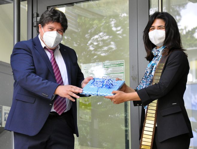 Prof. Boccaccini übergibt ein Geschenk an Seray Schmitz für deren erfolgreiche Doktorarbeitsverteidigung.