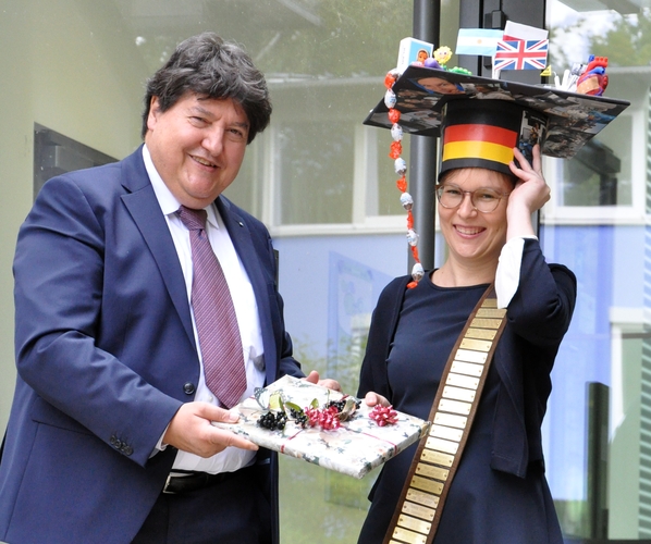 Prof. Boccaccini und Lena Vogt mit ihrem Doktorandenhut.