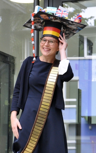 Lena Vogt mit dem Doktorandenhut den ihr ihre Kollegen gebastelt haben.