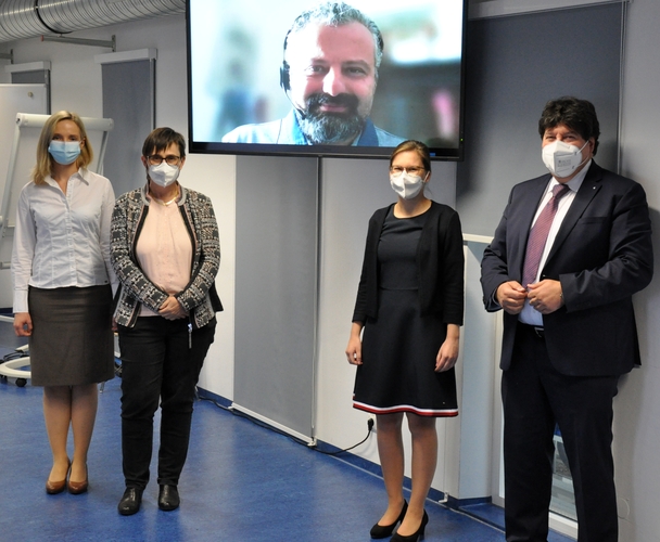 Lena Vogt zusammen mit dem Prüfungskomitee nach ihrer erfolgreichen Verteidigung.