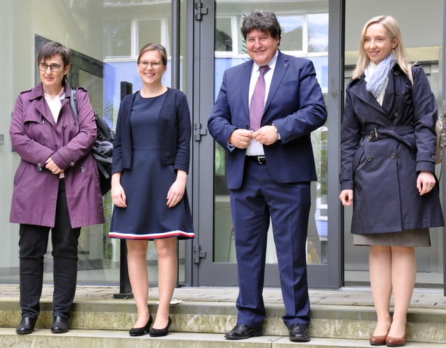 Lena Vogt zusammen mit dem Prüfungskomitee nach ihrer erfolgreichen Verteidigung.