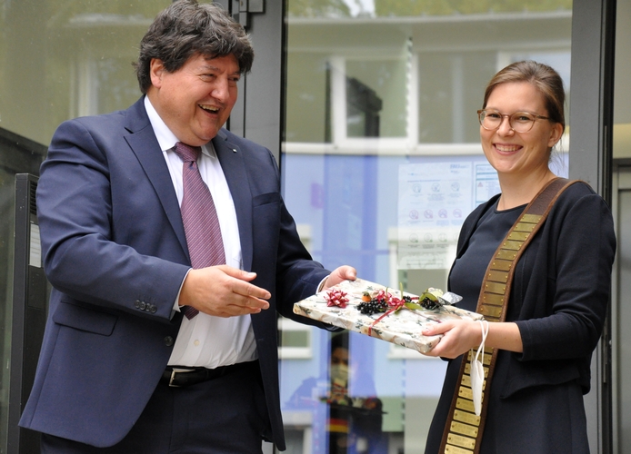 Prof. Boccaccini übergebt Lena Vogt ein Präsent als Dankeschön für Ihre Arbeit am Lehrstuhl.