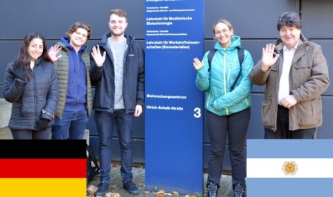 Die neuen Austauschstudenten aus Argentinien zusammen mit Prof. Boccaccini vor dem Eingang zum Gebäude in der Ulrich-Schalk-Straße.