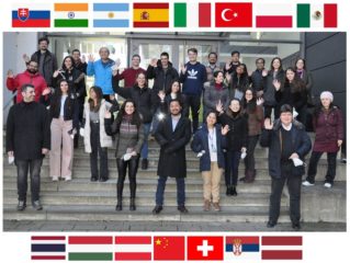 Die internationalen Gäste vom Fühling 2022 vor dem Eingang des Lehrstuhls für Biomaterialien mit Prof. Boccaccini