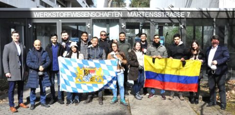 Gruppenfoto der Gäste aus Columbien mit den Gastgebern vor dem Hauptgebäude des Departments Werkstoffwissenschaften