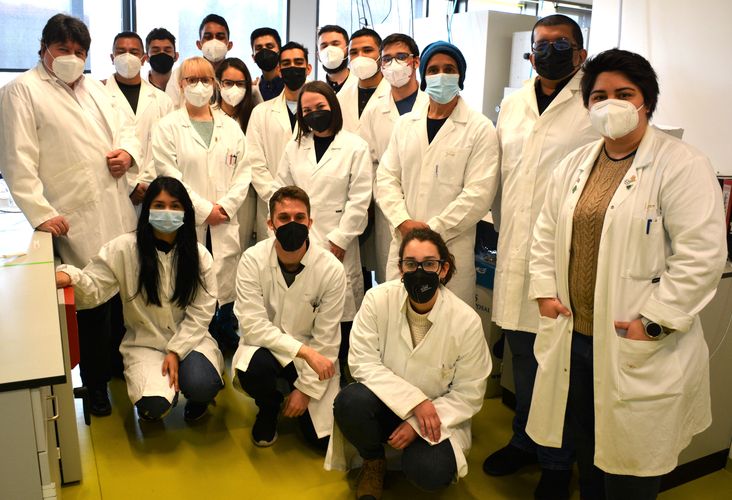 Gruppenfoto der Gäste und Gastgeber im Labor