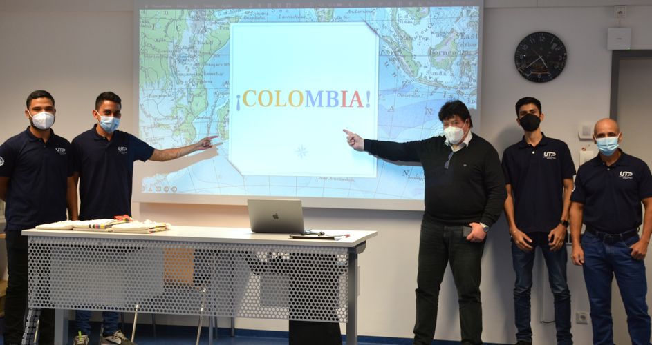 Die Gäste präsentieren einen Vortrag über ihr Heimatland Kolumbien