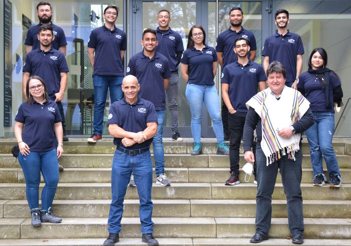 Gruppenfoto der Gäste mit Prof. Boccaccini vor dem Eingang des Lehrstuhls für Biomaterialien