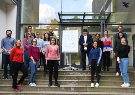 Promovierende und Prof. Boccaccini vor dem Forschungsgebäude der FAU