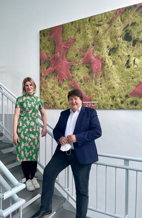 Dr. Sadowska und Prof. Boccaccini im hauptgebäude des Lehrstuhls