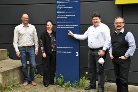 Profs. Lohbauer, Galler, Boccaccini and Dr. Detsch vor dem Lehrstuhl für Biomaterialien