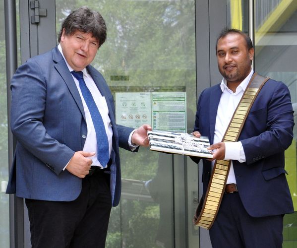 Für seine erfolgreiche Zeit in Erlangen am Lehrstuhl erhält Qaisar Nawaz aus den Händen von Prof. Boccaccini ein Geschenk