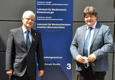 Prof. Boccaccini und Prof. Salinas vor dem Bioforschungszentrum