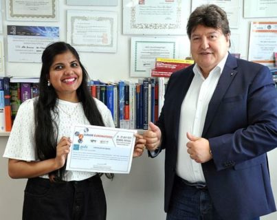Zum Artikel "Akrity Anand erhielt den Preis für die beste Präsentation für junge Forschende zum Thema: „Gels Porous Materials“, auf der Konferenz Junior Euromat 2022"