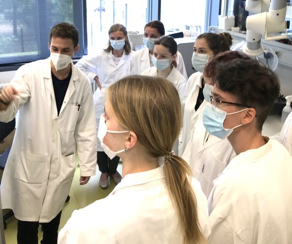 BBCE Schüler bei der Vorstellung der Elektrospinning Anlage im Labor