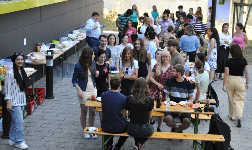 Summer BBQ 2022 - Prof. Boccaccini spricht zu den Anwesenden und blickt dabei auf das vergangene Semester zurück