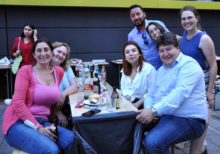 Summer BBQ 2022 - Prof. Boccaccini am Tisch mit Gästen des Lehrstuhls