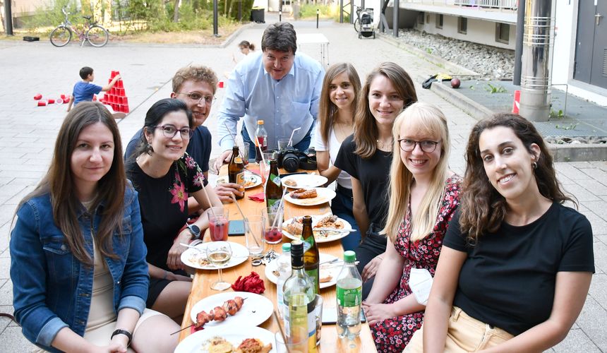 Summer BBQ 2022 - Prof. Boccaccini mit Mitarbeitern des Lehrstuhls