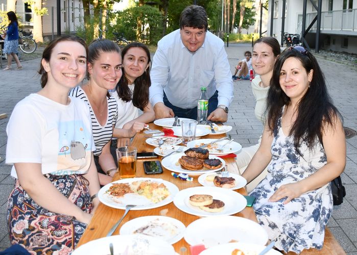 Summer BBQ 2022 - Tisch mit Gästen des Lehrstuhls und Prof. Boccaccini