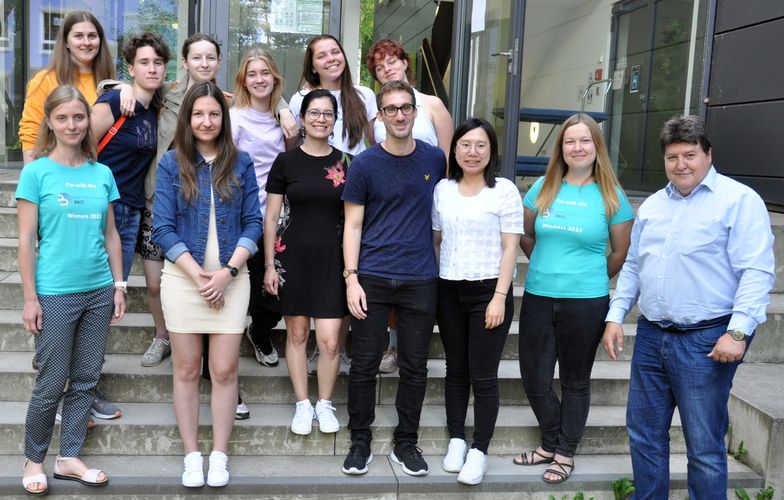 Gruppenfoto der BBCE Schüler Gruppe auf den Stufen