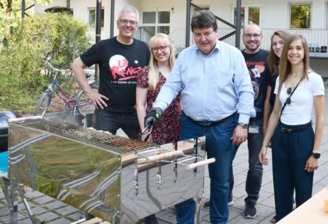 Summer BBQ 2022 - Prof. Boccaccini am Grill mit dem Organisationsteam