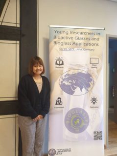 Doktorandin Usanee Pantulap beim Young Researches in Bioglasses and Bioglass Applications Event in Jena