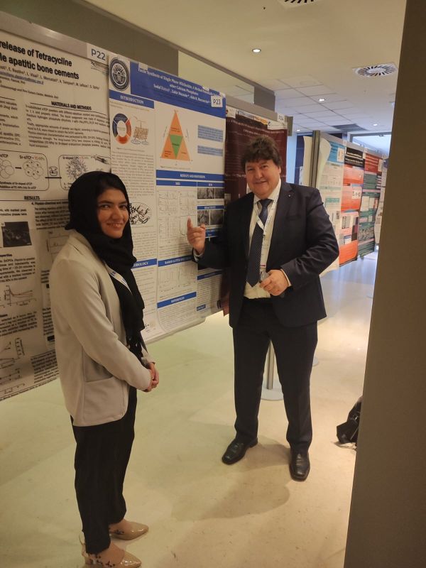Prof. Boccaccini und Frau Sadaf Batool vor dem Poster der Gastwissenschaftlerin