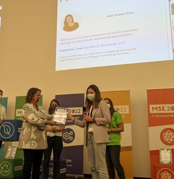 Frau Hadzhieva nimmt den Posterpreis auf der MSE 2022 entgegen