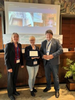 Sonja Kuth gewinnt den Preis für das beste Poster auf der 3. Internationalen Konferenz über Biomaterials and Novel Technologies in Healthcare, die in Rom stattgefunden hat