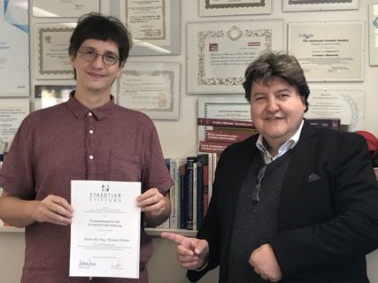 Prof. Boccaccini und Thomas Distler mit der verliehenen Urkunde des Preises der Staedtler Stiftung für die beste Dissertation