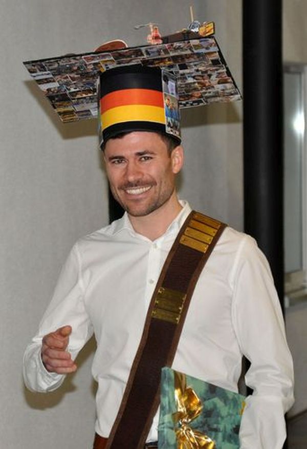 Dr.-Ing. Jonas Hazur mit seinem Promotionshut