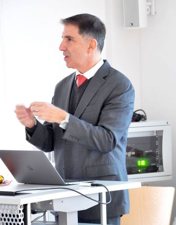 Prof. Bottino während seines Vortrages über Biomaterialien und Biofabrikation für die Craniomaxillofaciale Knochen Regeneration