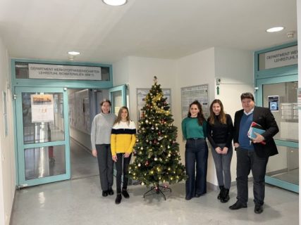 Gruppenbild von Prof. Boccaccini, Doktorandinnen des Lehrstuhls für Biomaterialien sowie den Besucherinnen der Aristoteles Universität Thessaloniki