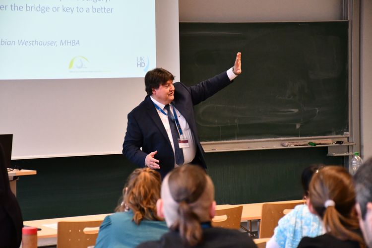 Prof Boccaccini während eines Vortrags