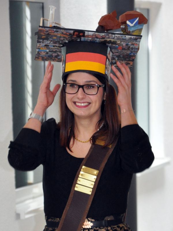 Vera Bednarzig nach der Überreichung ihres Doktorhutes