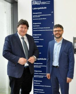 Prof. Boccaccini und Prof. Seitz vor unserem Lehrstuhlgebäude