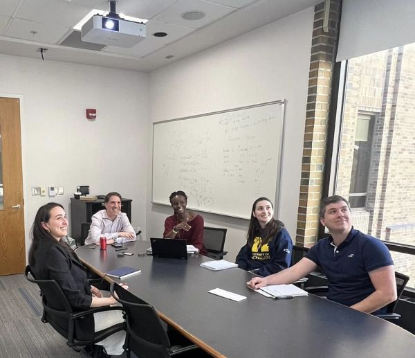 Prof. Bottinos ein Team und Hazel bei einer Besprechung