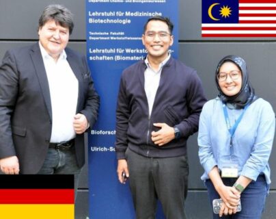 Gruppenbild von Prof. Boccaccini, Prof. Mahat und Doktorandin Nur Syifaa Razak vor unserem Lehrstuhlgebäude