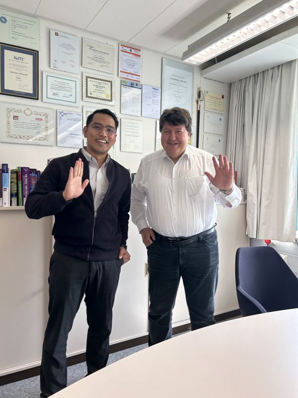 Bild von Prof. Boccaccini und Assoc. Prof. Mahat