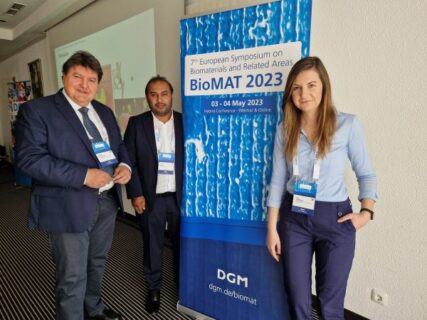 Bild von Prof. Boccaccini, Zoya Hadzhieva und Qaisar Nawaz auf der BioMat 2023